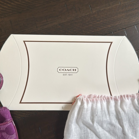 Wristlet COACH PURPLE! 💜 - Picture 9 of 9
